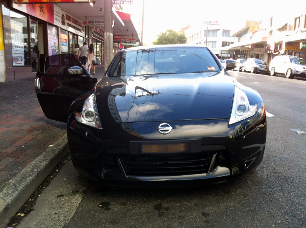Papi's Nissan370Z which I have totally non-narcissistically named Jessicar. Hehe, you know how cars have a face? Look! It's smiling!!! (cue daww's) (lame+100)